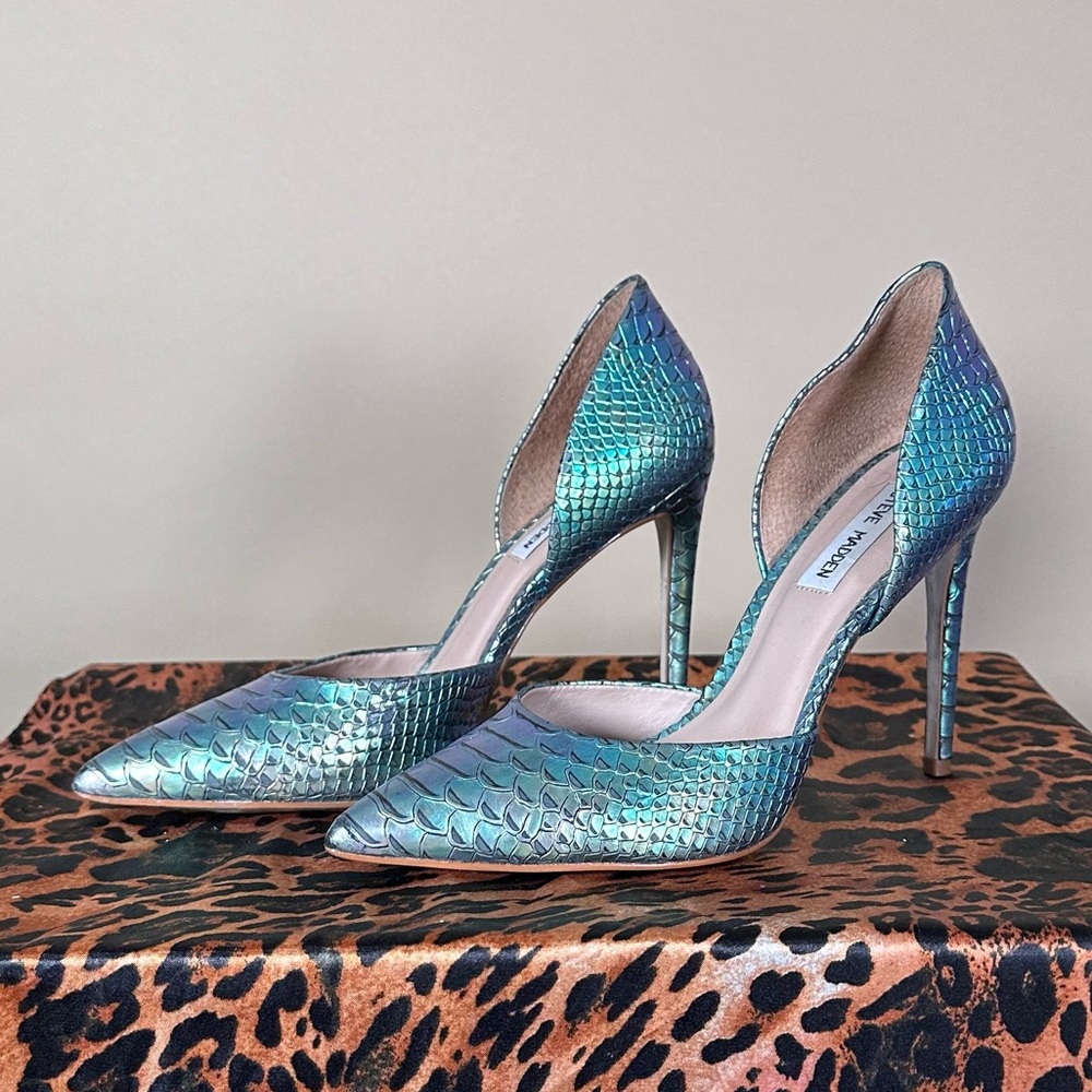 STEVE MADDEN metallic snake pumps